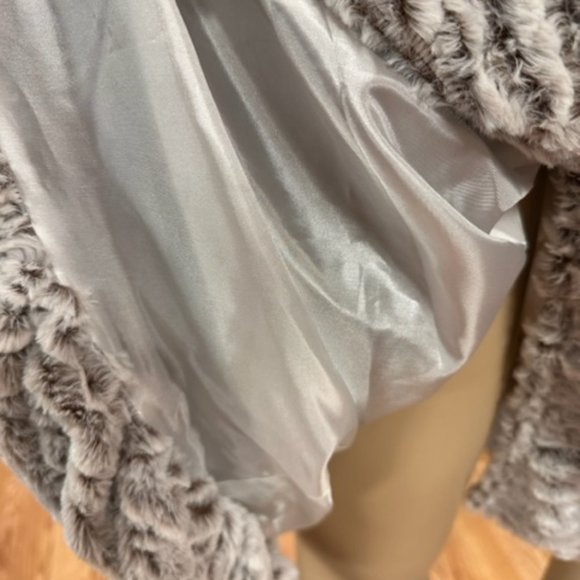 NWT XS Lindi Faux Fur With Ruffle Front & Sleeves - Picture 2 of 2